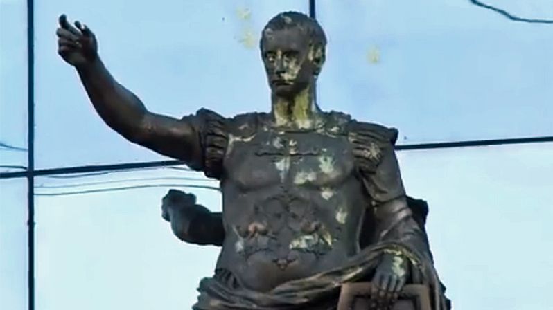 Aktivisté v Petrohradě stříleli paintballovou puškou na sochu připomínající Putina